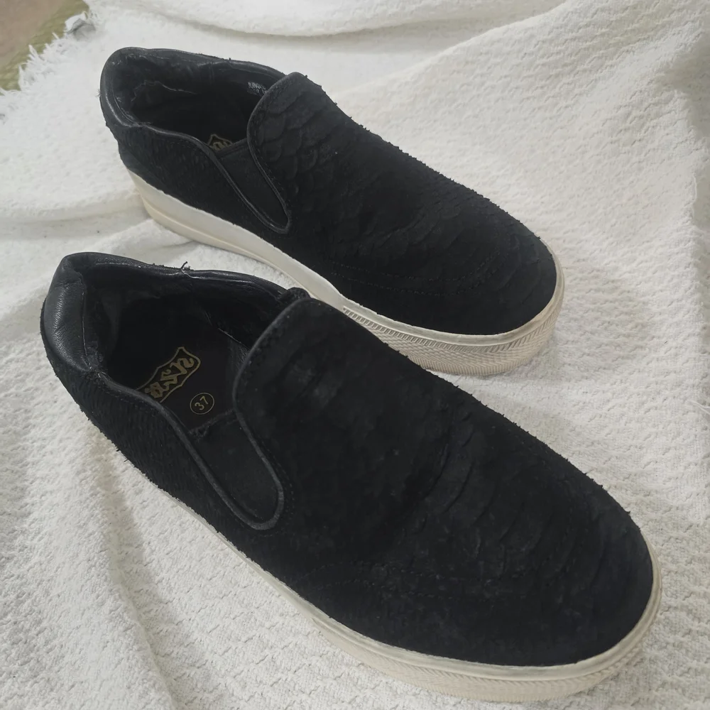 Ash Black Textured Loafers